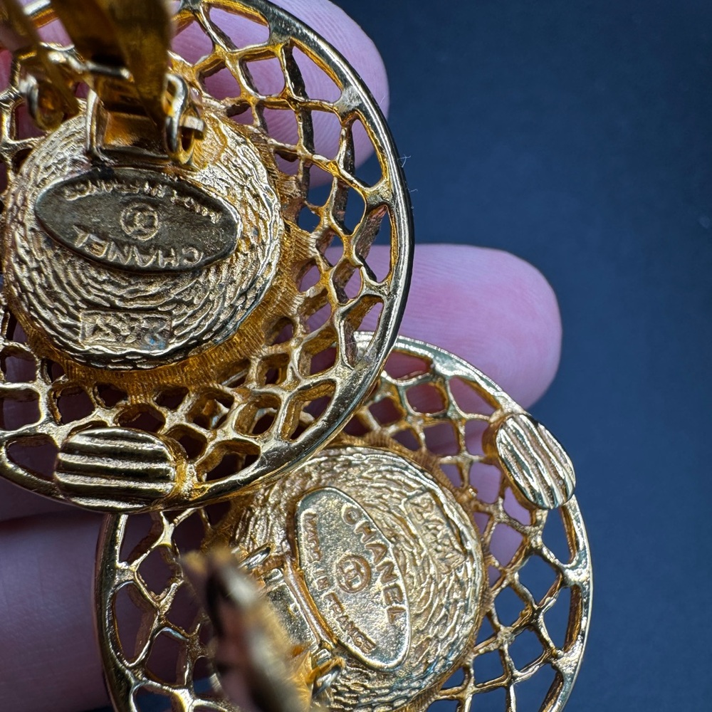 LOT 1507 24K gold plated CHANEL vintage red glass gripoix clip on earrings - Picture 9 of 11